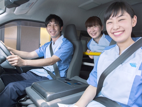 3人1組でチームワークを大切にしながら業務を進めます